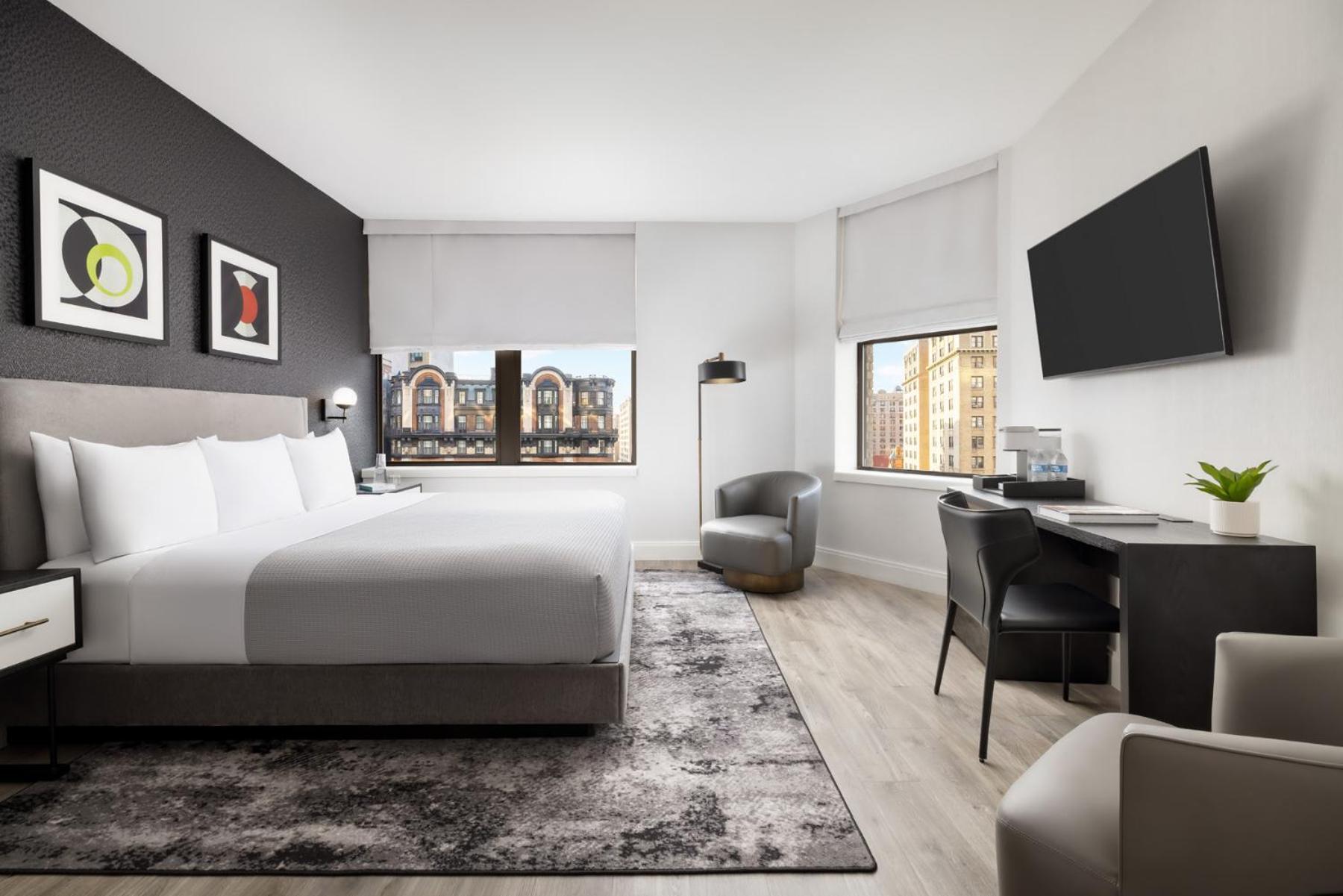 Deluxe Zimmer mit Kingsize-Bett und Blick auf den Broadway
