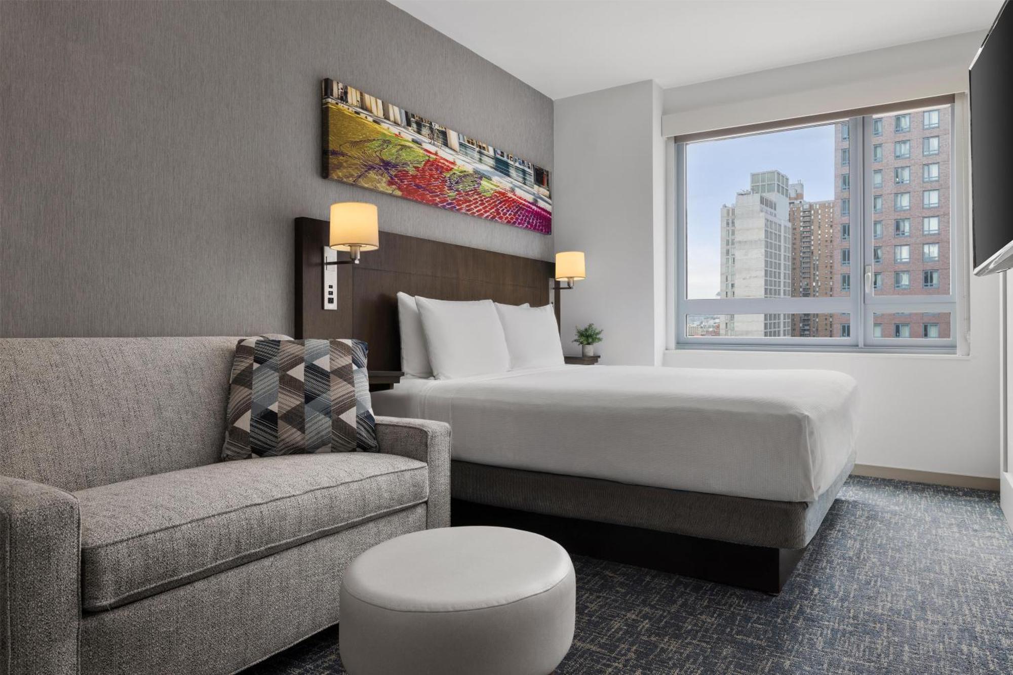 Standard Zimmer mit Kingsize-Bett und Schlafsofa