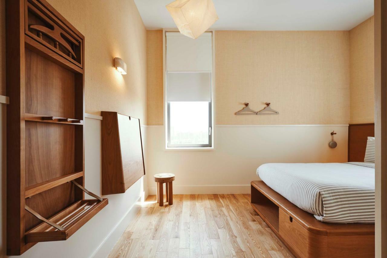Zimmer mit Kingsize-Bett