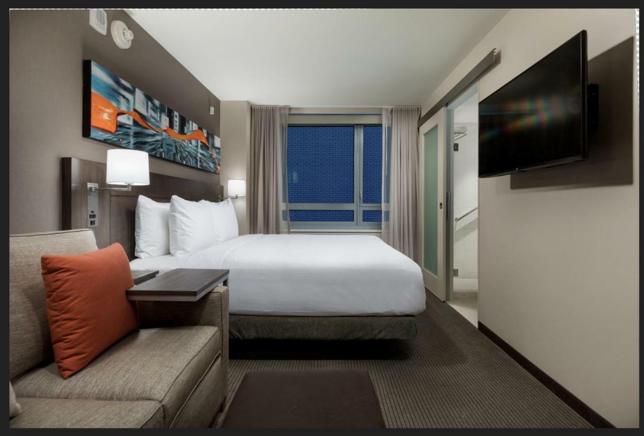 Zimmer mit Kingsize-Bett und Stadtblick